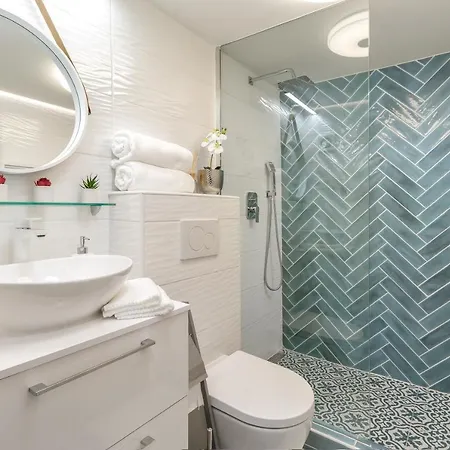 B2 Apartment In Downtown